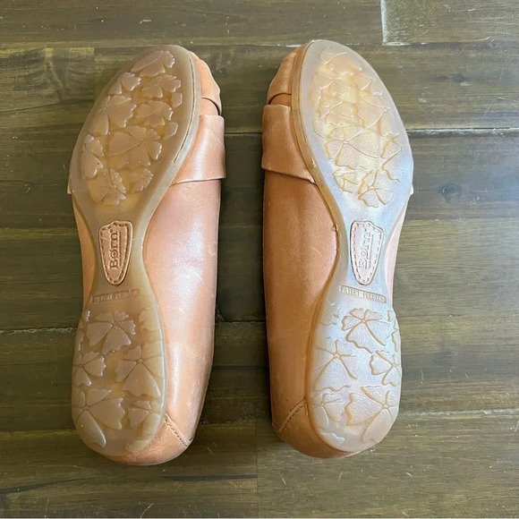 Born Brown Leather Slip On Pleated Flats - Picture 5 of 6